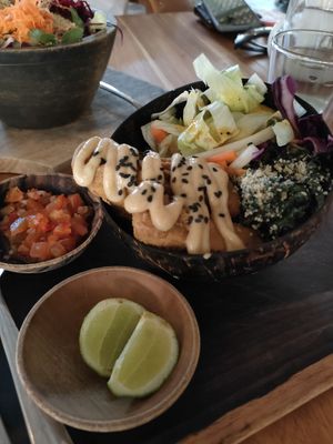 Bowl di alghe, buona ma porzione misera visto che viene data come pasto completo at Pachamama Organic Cafe and Private Villa in 