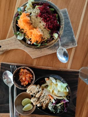 Sea wood Bowl e papaya salad, porzioni piccole at Pachamama Organic Cafe and Private Villa in 