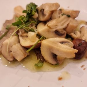 Cogumelos à Bulhão Pato at O Tonel  in Faro