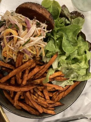 Le Burger végétal aux pois chiches, coleslaw et frites de patates douces   at CrisTo in Bastia