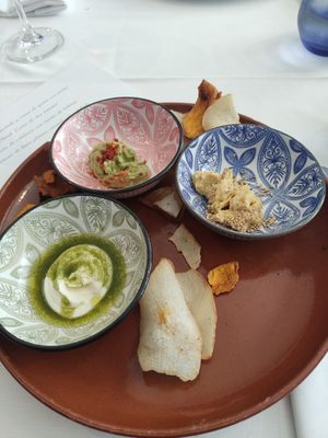 Hummus, guacamole y crema de queso con pesto, con chips de verduras at El Palacio in Torrelavega