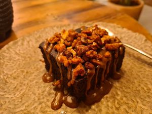 Cauliflower browniw, the roasted walnuts and caramel is absolutely amazing. However the flavour of overcooked cauliflower was not fully masked by the otherwise delicious chocolate  at Honest Greens - Avenida in Lisbon