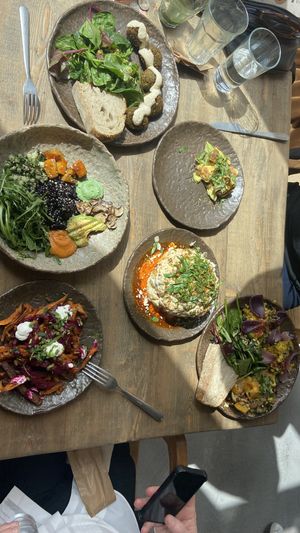 Whole cauliflower was SENSATIONAL. Mediterranean salad on the left, mushrooms and lentils on the right, with a sprouts serving too   at Honest Greens - Avenida in Lisbon