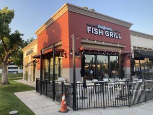 Córner of strip mall  at California Fish Grill in Bakersfield