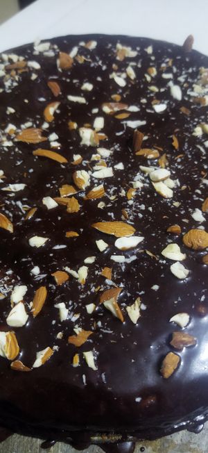 Torta con cobertura chocolate vegano y almendras at Vraja Miski in Ayacucho