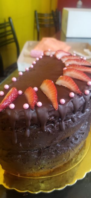 Media torta con relleno de manjar de datiles y mangos at Vraja Miski in Ayacucho