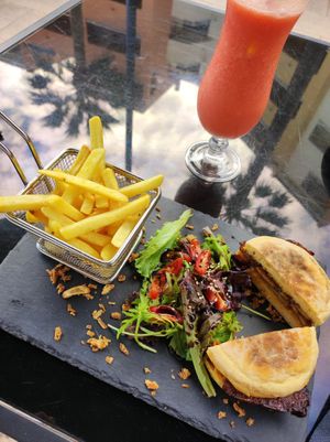 Seitan sandwich and smoothie at Restaurante Sabores do Avenida in Albufeira