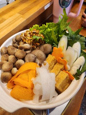 Hot pot lunch at Vegan Izakaya NIJIYA 虹屋 in Kyoto