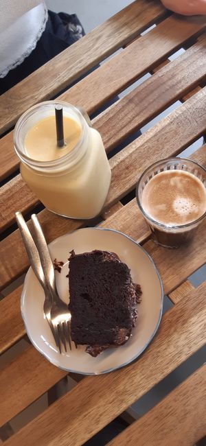Chocolate cake + milkshake and coffee at Brigadeirando in Lisbon