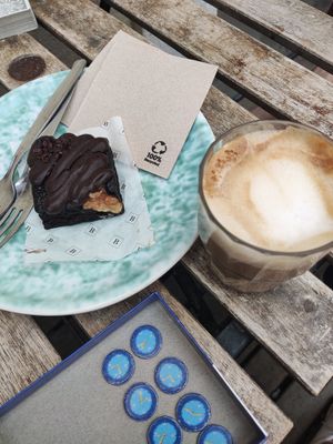 Brownie and latte at Brigadeirando in Lisbon