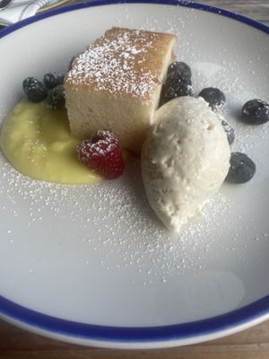 Zitronenkuchen mit Lemon Curd  at Restaurant Landgang in Busum