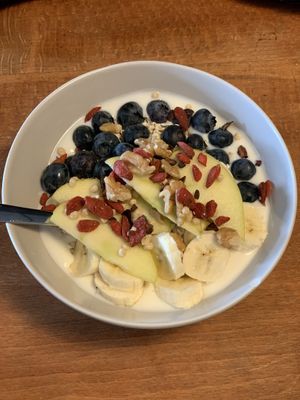 Joghurtmüsli mit Obst  at Veganes Café im Powerhouse  in Erftstadt