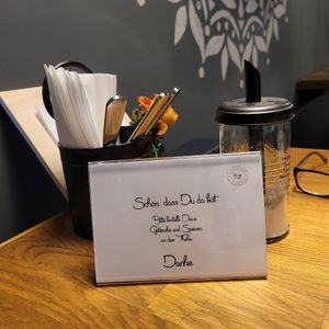 Hübsche Deko auf jedem Tisch at Veganes Café im Powerhouse  in Erftstadt