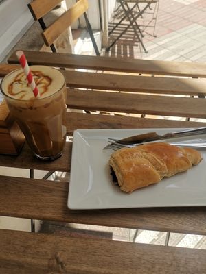 Cold salted caramel latte and chocolate napo at Vlend Coffee Shop in A Coruna