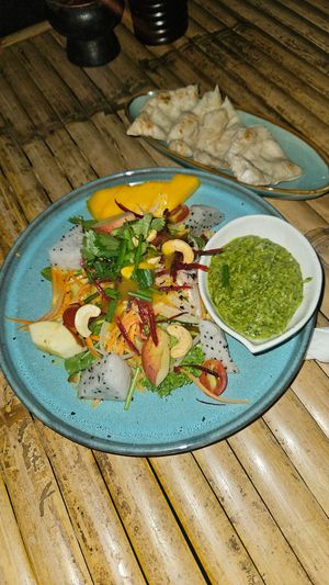 (Coriander-)Hummus with yummy salad at SweetSoul Lanta in Krabi
