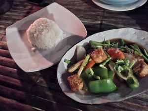 Stir fried tempeh with garlic and pepper at SweetSoul Lanta in Krabi
