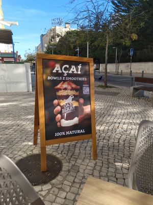 Delicious vegan acai bowls at Oakberry in Portimao
