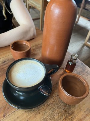 Flat white mit Kokosnussmilch  at Cappuccino Bistro in Sigiriya