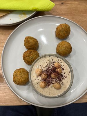 Falafel mit Hummus at Dadashi in Hamburg