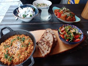 Rührtofu unten, Dervish/Gulasch rechts oben. Salat mit Joghurtdressing oben links, Dumpling mitte oben at Dervish in Berlin