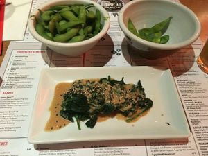 Edamame und Spinat mit Erdnußdressing at MoschMosch in Mainz