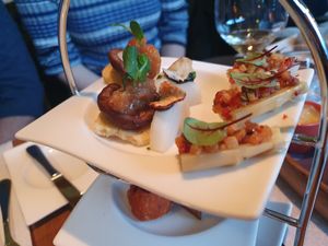 Spagelschiffchen, eingelegter Rettich mit schwarzem Senf, Pilzcracker at Winelonge in Lermoos