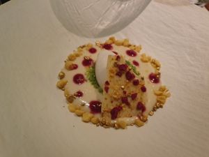 Weißes Schokoladensüppchen mit Litschi Sorbet und Mango Knusper at Winelonge in Lermoos