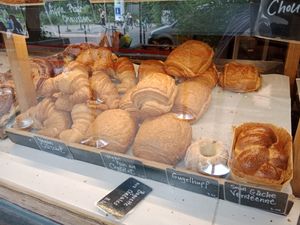 Yummy pastries, clearly labelled as vegan at La Maison in Berlin