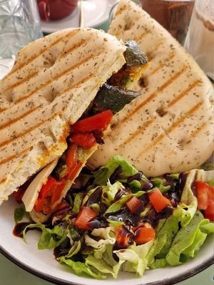 Panini mit Rucolapesto, Grillgemüse und Räuchertofu at LiLe's Corner in Augsburg