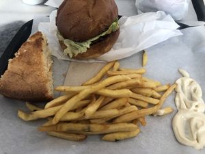 Menu avec un burger classique   at Veggie's Corner in Besancon