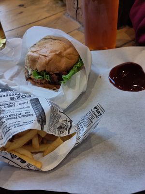 Crispy Bacon with frites and icetea at Veggie's Corner in Besancon