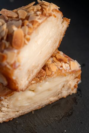 Happy Bee Donut (vegan) - Wie Bienenstich, aber in vegan! at The Donut Lab in Mannheim