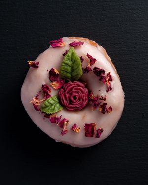 Muttertags Special Donut mit Rosé Secco Glasur (vegan) at The Donut Lab in Mannheim