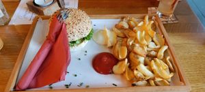 Veganer Burger mit Fries at Gutenburger in Giessen