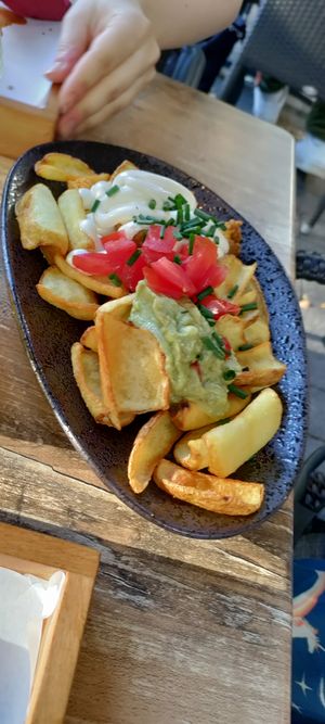 Fritten mit Avocadocreme, frischen Tomaten, und Veganer Knoblauch Creme at Gutenburger in Giessen