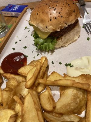 Veganer Cheeseburger, dazu Fritten mit Mayo und Ketchup (ebenfalls vegan). Auch die Pommes sind hier unglaublich lecker!  at Gutenburger in Giessen