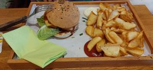 Vollkorn mit crispy chicken und Pommes at Gutenburger in Giessen