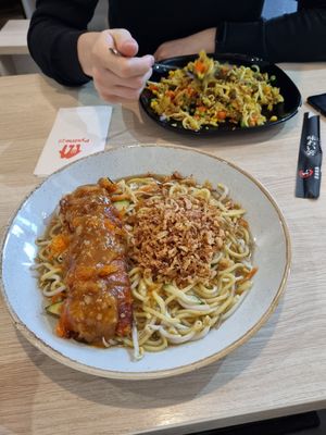 Fake duck 27 zł i smażony ryż 23 zł. Pyszne i duże porcje at VEGE Kitchen in Warsaw