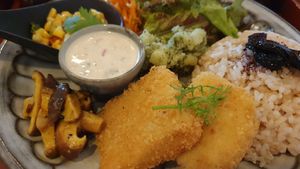 Lunch dish with vegan Karage at Mokumoku in Kyoto