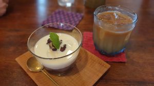 Vegan dessert with rice cake, soy milk and red beans at Mokumoku in Kyoto