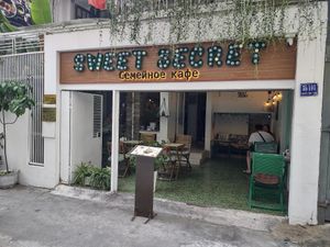 Around the corner in an alley at Sweet Secret in Nha Trang