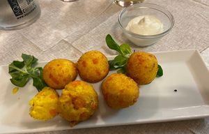 Polpette di miglio con mayo Veg  at Contorni e Dintorni in Rivoli