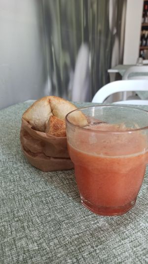 Pan focaccia e estratto di frutta e verdura at Contorni e Dintorni in Rivoli