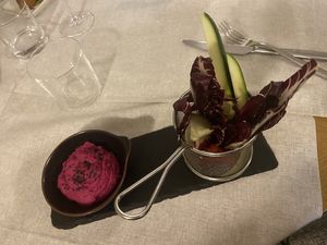 Hummus con pinzimonio  at Contorni e Dintorni in Rivoli