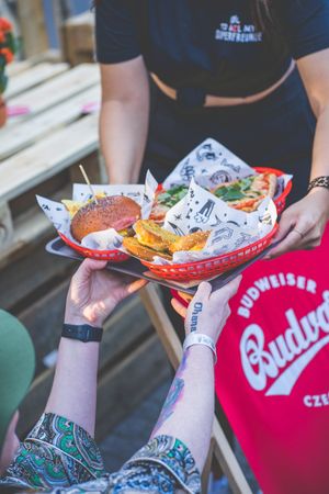 Serving vegan burgers, vegan pizza and vegan homemade garlic bread at House of Superfreunde in Norderstedt