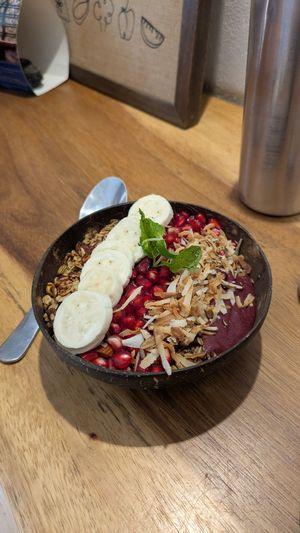 Acai bowl vegan at Earth Mama Smoothie Bar & Kitchen in Anjuna