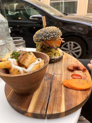 Vegan burger   at La Cantine de Sam - Rue des Fossés Saint-Marcel in Paris