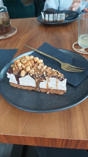 Snickers and oreo vegan cake at Foodartbremerhaven Cakes & Bowls in Bremerhaven