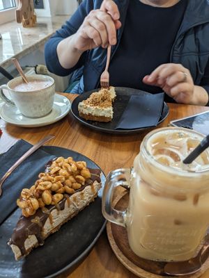 Snickers Kuchen und iced latte. Der ander Kuchen ist nicht vegan. at Foodartbremerhaven Cakes & Bowls in Bremerhaven