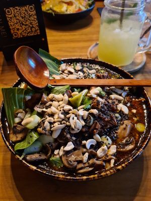 Vegan Ramen with pulled Jackfruit, pack choi, Ramen noodles, Shoju base and mushrooms at Foodartbremerhaven Cakes & Bowls in Bremerhaven